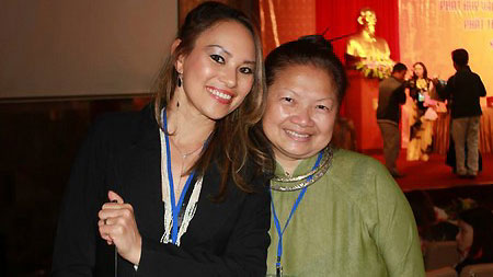 Vietnamese woman supports OVs in Berlin